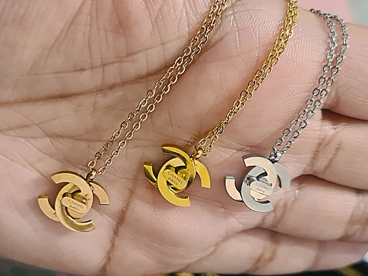 Colar Chanel Símbolo e plaquinha. 