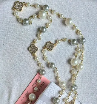 Colar Chanel pérolas símbolo Alhambra. 