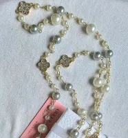 Colar Chanel pérolas símbolo Alhambra. 