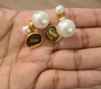 Brincos Dior placa redonda e pérolas.  - Foto 2