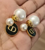 Brincos Dior placa redonda e pérolas.  - Foto 3