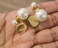Brincos Dior placa redonda e pérolas.  - Foto 4
