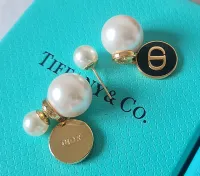 Brincos Dior placa redonda e pérolas.  - Foto 6