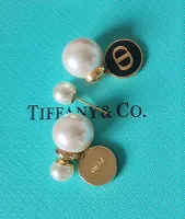 Brincos Dior placa redonda e pérolas.  - Foto 8