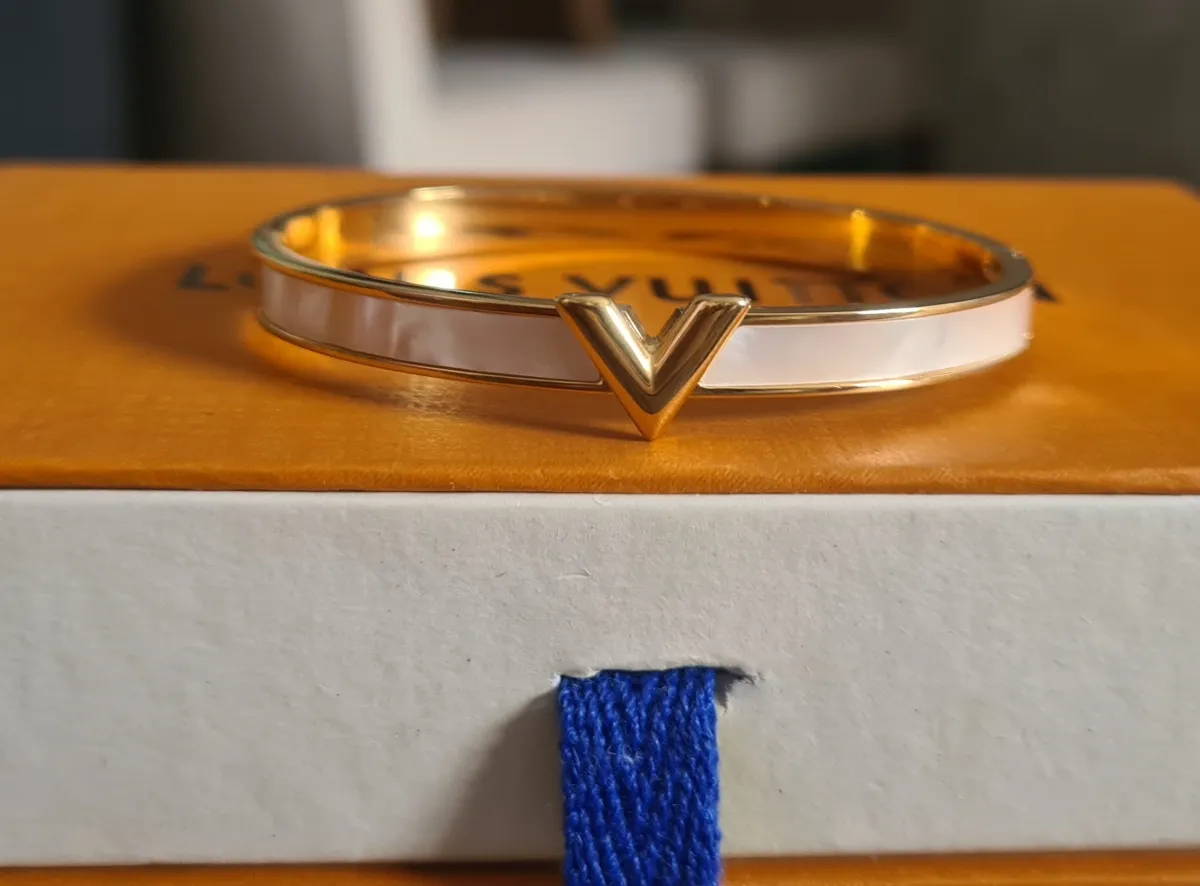 Pulseira LV  Madrepérola.  Imagem