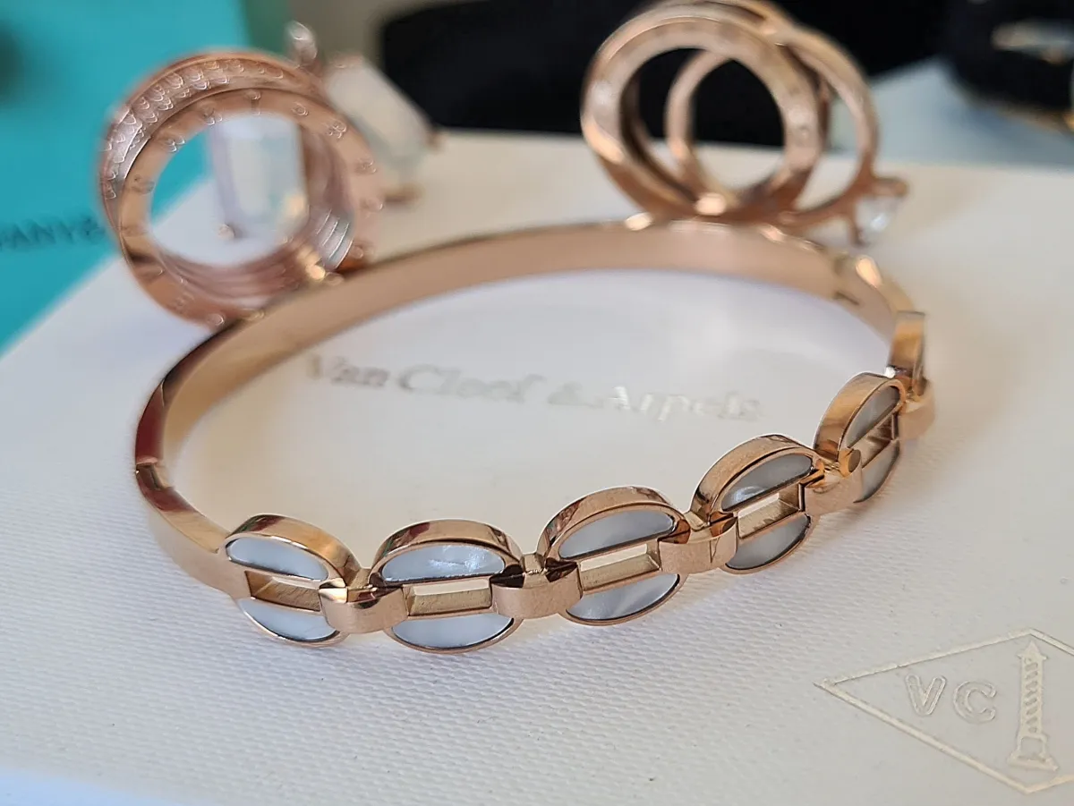 Bracelete Michael Kors rosê e madrepérola.  Imagem