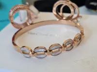 Bracelete Michael Kors rosê e madrepérola. 