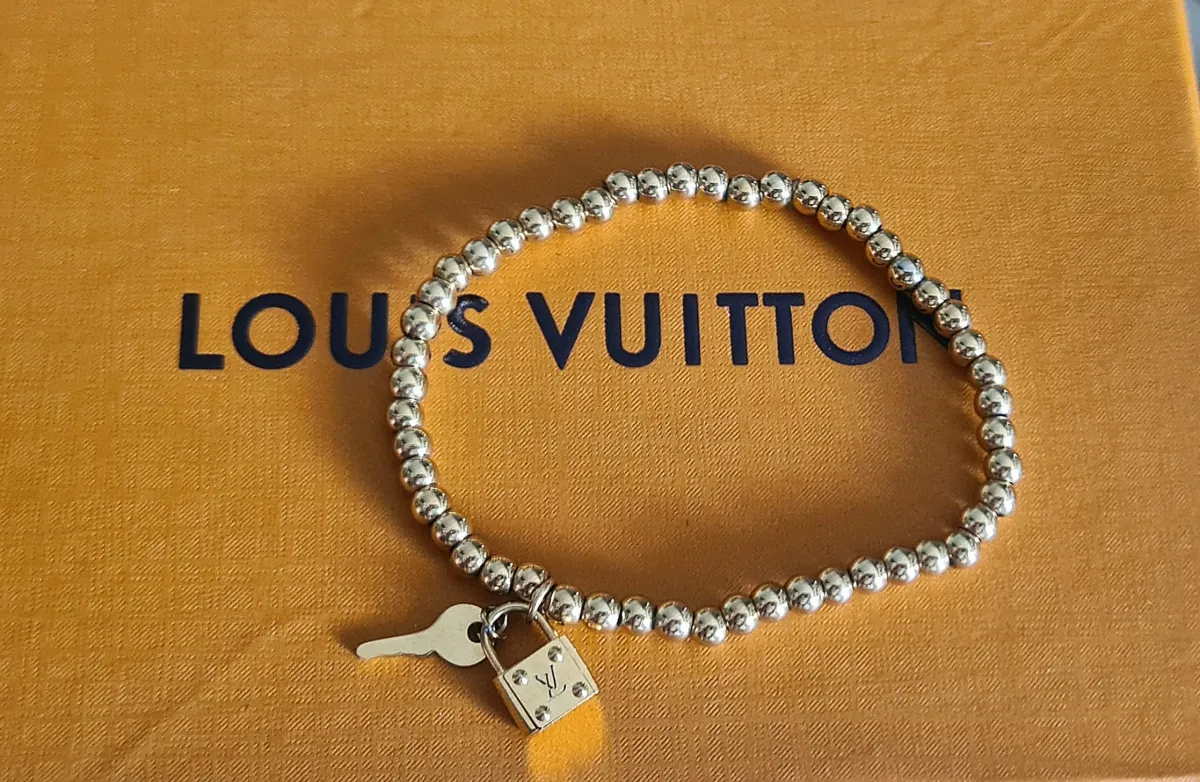 Pulseira de contas pingente cadeado e chave LOUIS VUITTON 