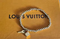 Pulseira de contas pingente cadeado e chave LOUIS VUITTON 