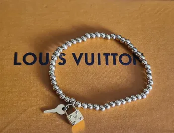 Pulseira de contas pingente cadeado e chave LOUIS VUITTON  - Foto 2
