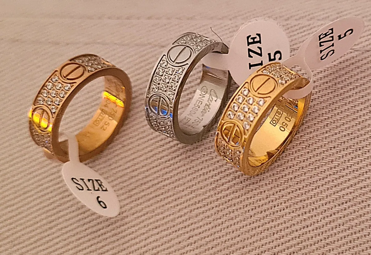 Anel love com zirconias cravejado 0,6 cm.  Imagem