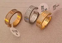 Anel love com zirconias cravejado 0,6 cm. 