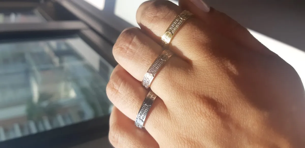 Anel love com zircônias cravejados 0,4 cm Imagem