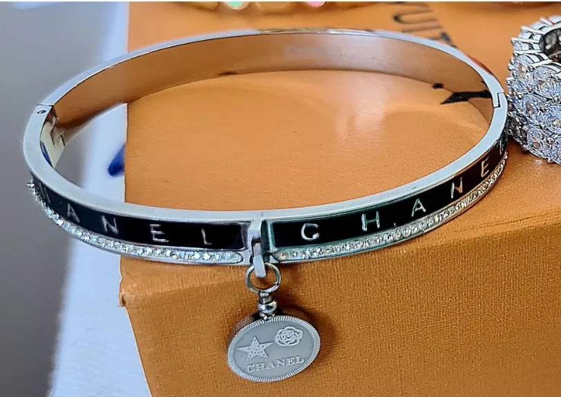 Bracelete Chanel pingente. 