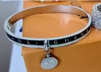 Bracelete Chanel pingente. 