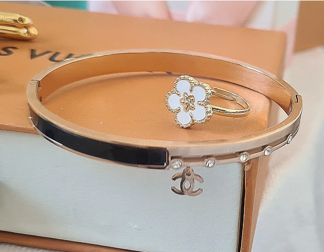 Bracelete Chanel com pingente logo  Imagem