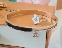 Bracelete Chanel com pingente logo 