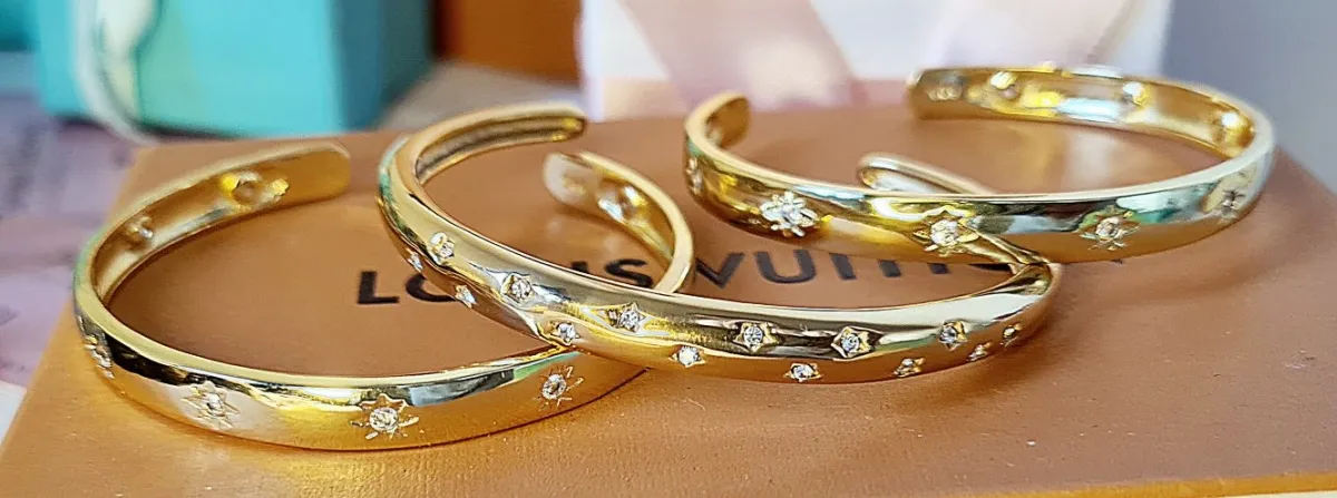 Bracelete aberto Michael Kors Star. 