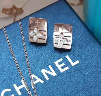 Brinco placa LOUIS VUITTON 