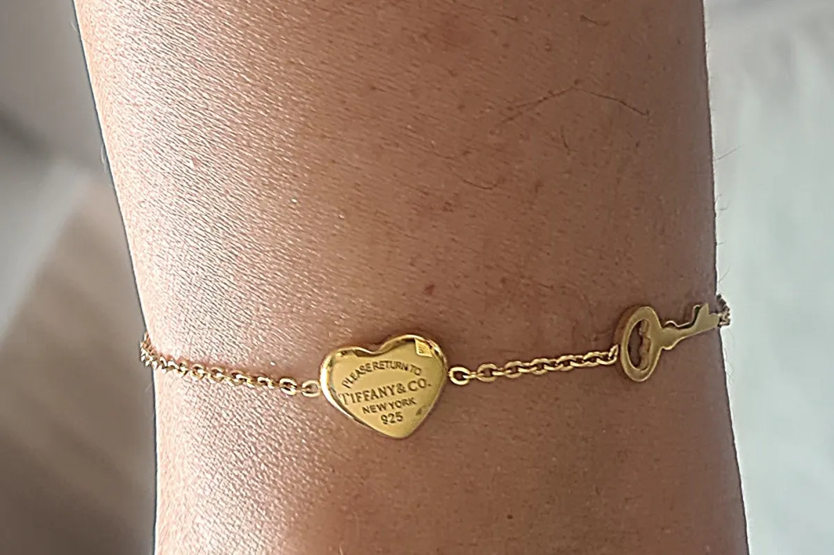 Pulseira coração e chaves correntinha fina Tiffany 