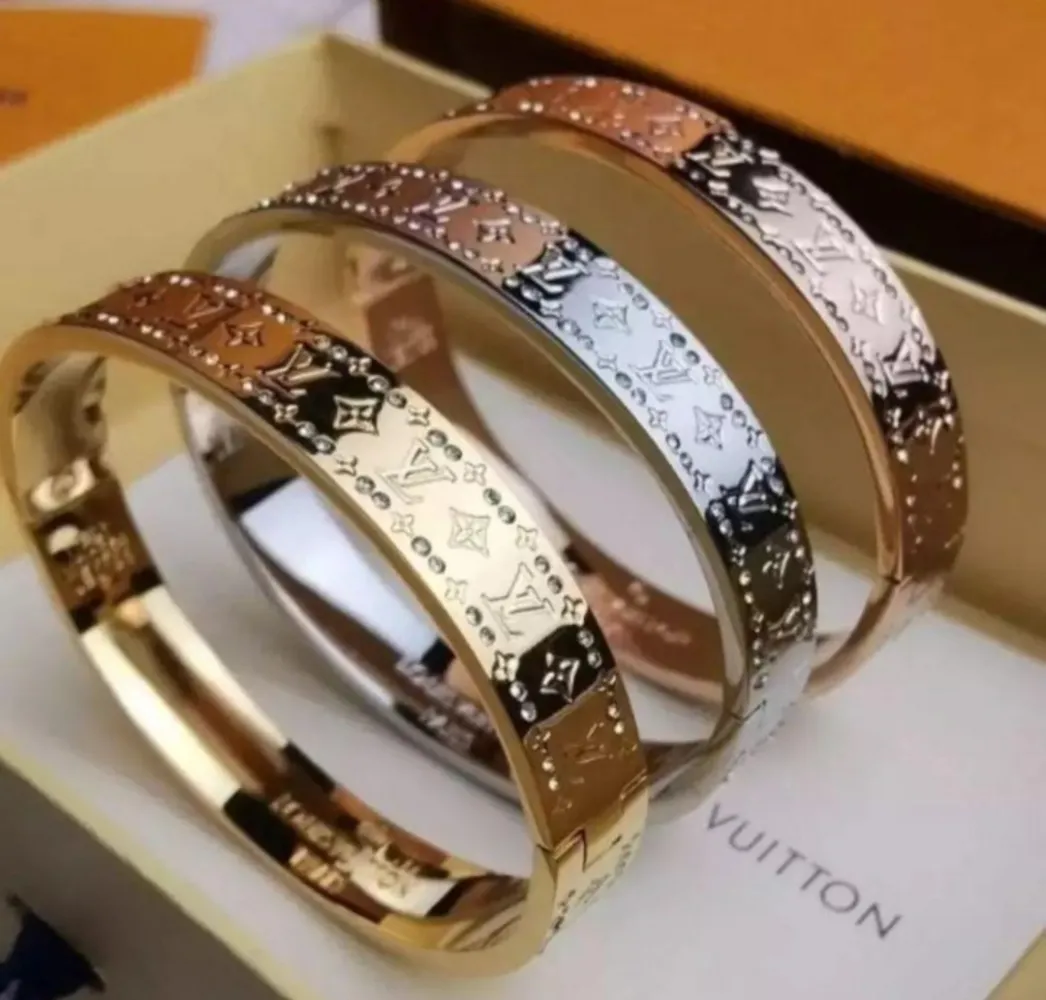 Bracelete LV Logos com pedrinhas. 