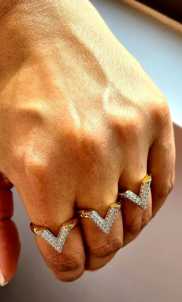 Anel LV com detalhe V cravejado.  Imagem