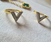 Anel LV com detalhe V cravejado.  - Foto 2