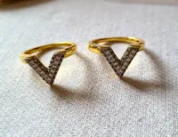 Anel LV com detalhe V cravejado.  - Foto 4