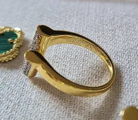 Anel LV com detalhe V cravejado.  - Foto 6