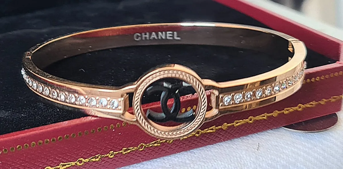 Bracelete Chanel com brilhantinhos 