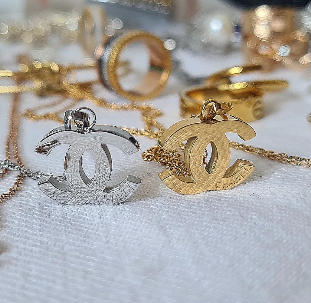 Colar Chanel Logo liso. 