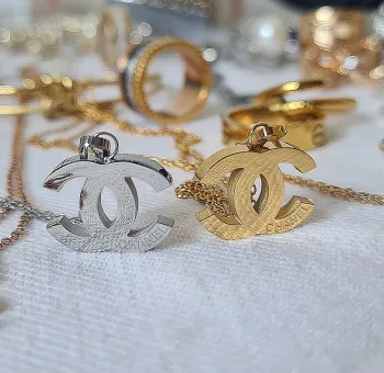 Colar Chanel Logo liso. 