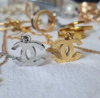 Colar Chanel Logo liso. 