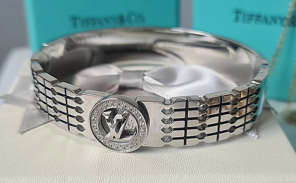 Bracelete LV 1,2 logo central.  Imagem