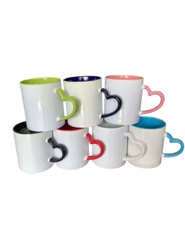 Caneca com interno e alça de coração colorido