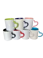 Caneca com interno e alça de coração colorido
