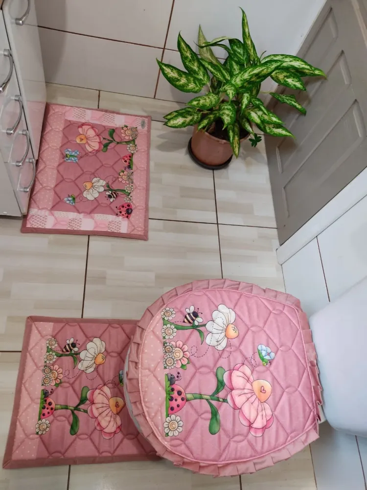 Jogo de Tapete Banheiro - Flor, Abelha e Borboleta (fundo rosa) Imagem