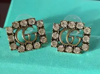 Brincos GC pequeno dourado com cristais transparente.  - Foto 2