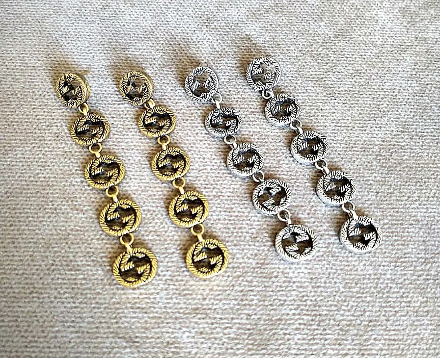 Brincos Gucci compridos.  Imagem