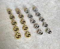 Brincos Gucci compridos. 