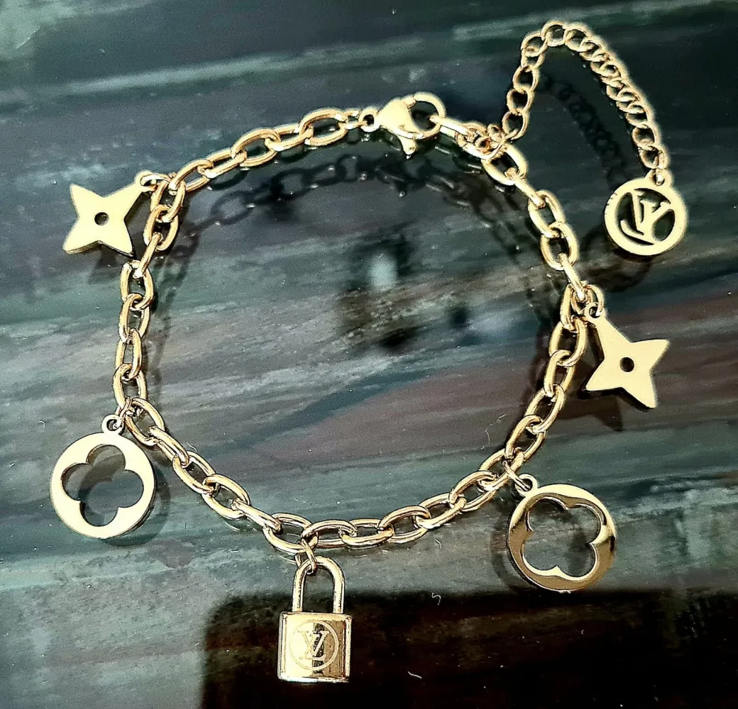 Bracelete LV com pingente logo e flor. 