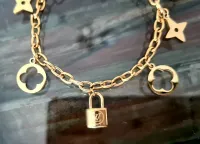 Bracelete LV com pingente logo e flor.  - Foto 2