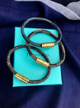 Bracelete  LOUIS VUITTON Couro fecho imã