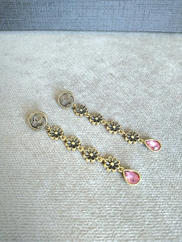 Brinco Gucci mini Flores gota rosa.  Imagem