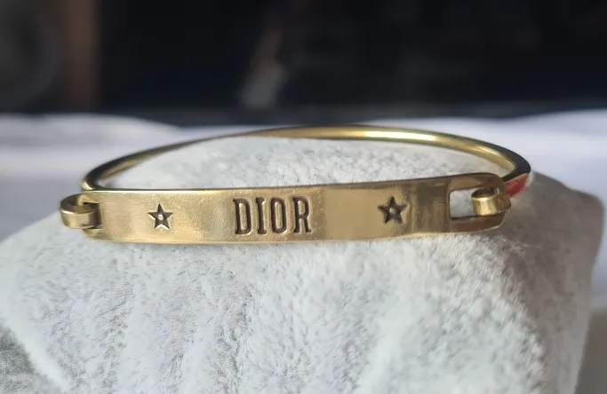 Pulseira Dior plaquinha pequena . Imagem