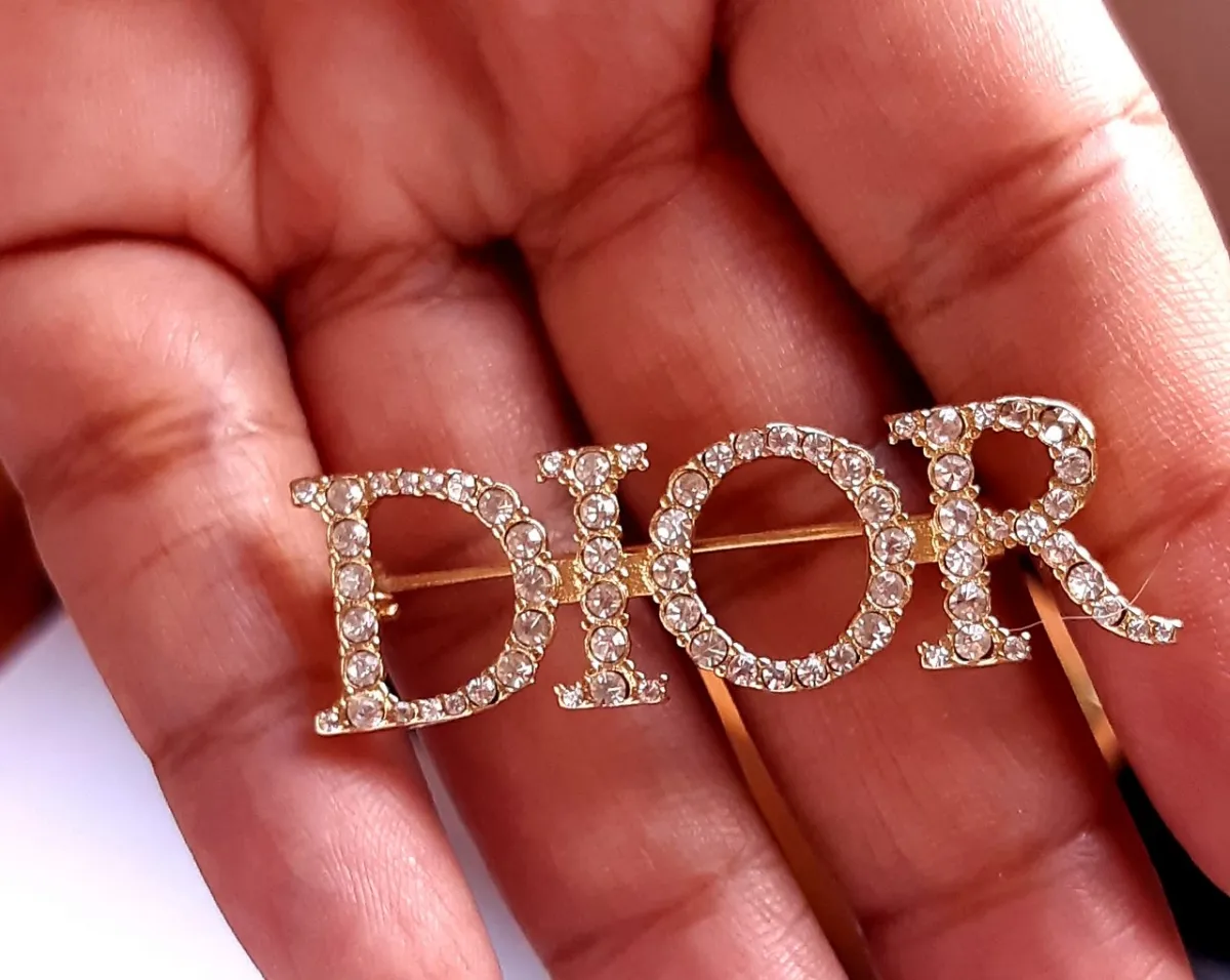 Broche Dior com brilhantinhos. 
