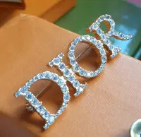 Broche Dior com brilhantinhos.  - Foto 3