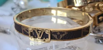 Pulseira  LV logo plaquinha. 