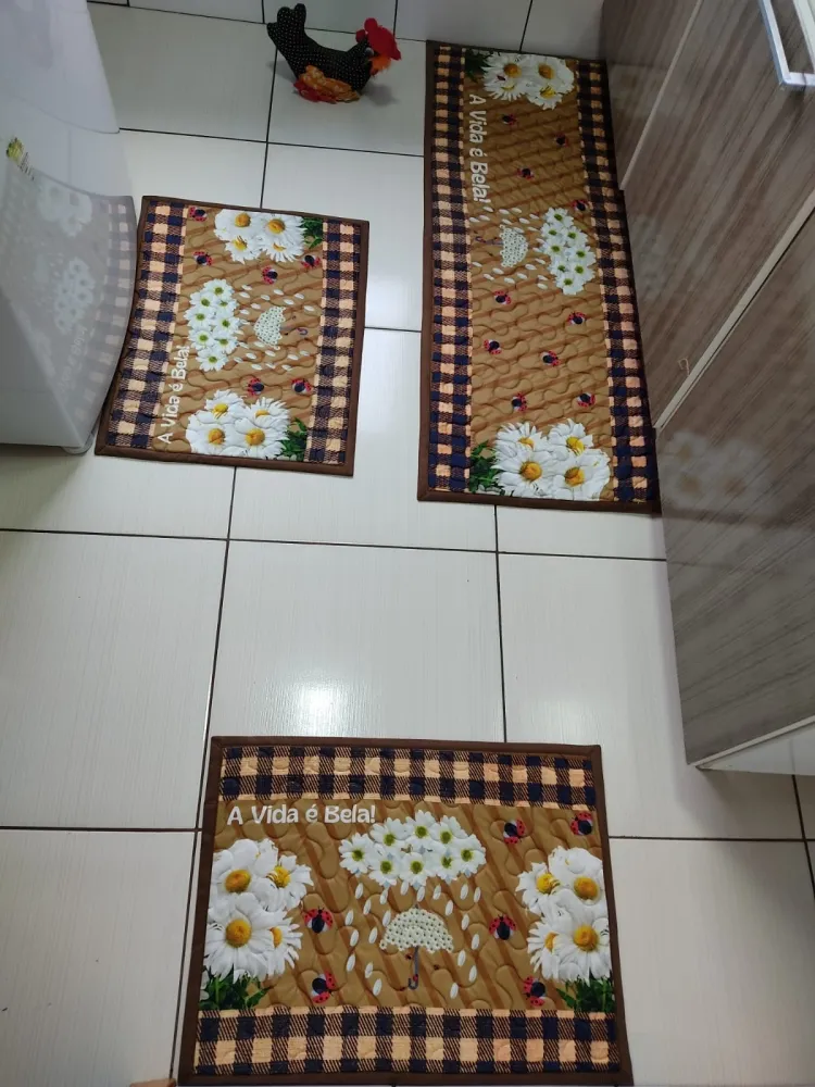 Jogo de Tapete Cozinha - Margaridas (Fundo Marrom) Imagem