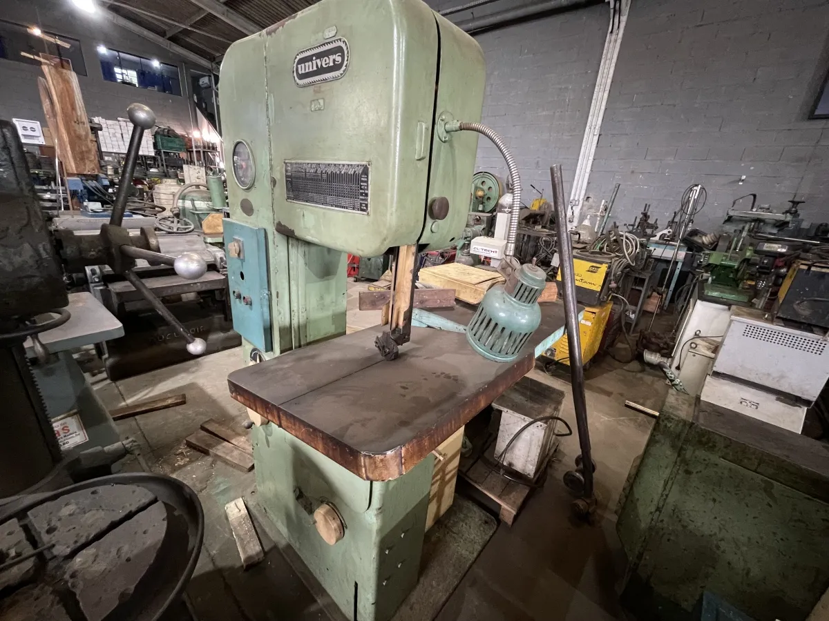 Serra de fita vertical Univers